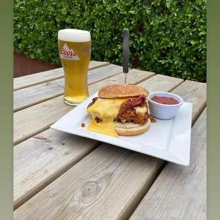 Danny's Bar Restaurant & *