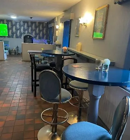 カプセルホテル Danny's Bar Restaurant & Broadford
