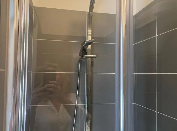 Danny's Bar & County Clare 캡슐호텔